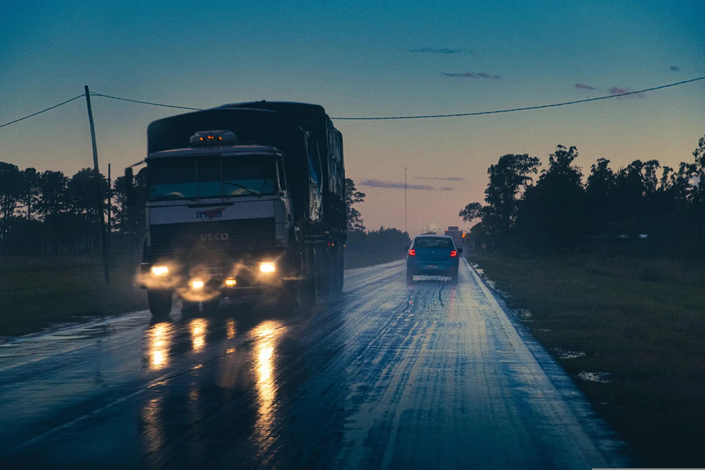 Truk logistik melaju di jalan raya